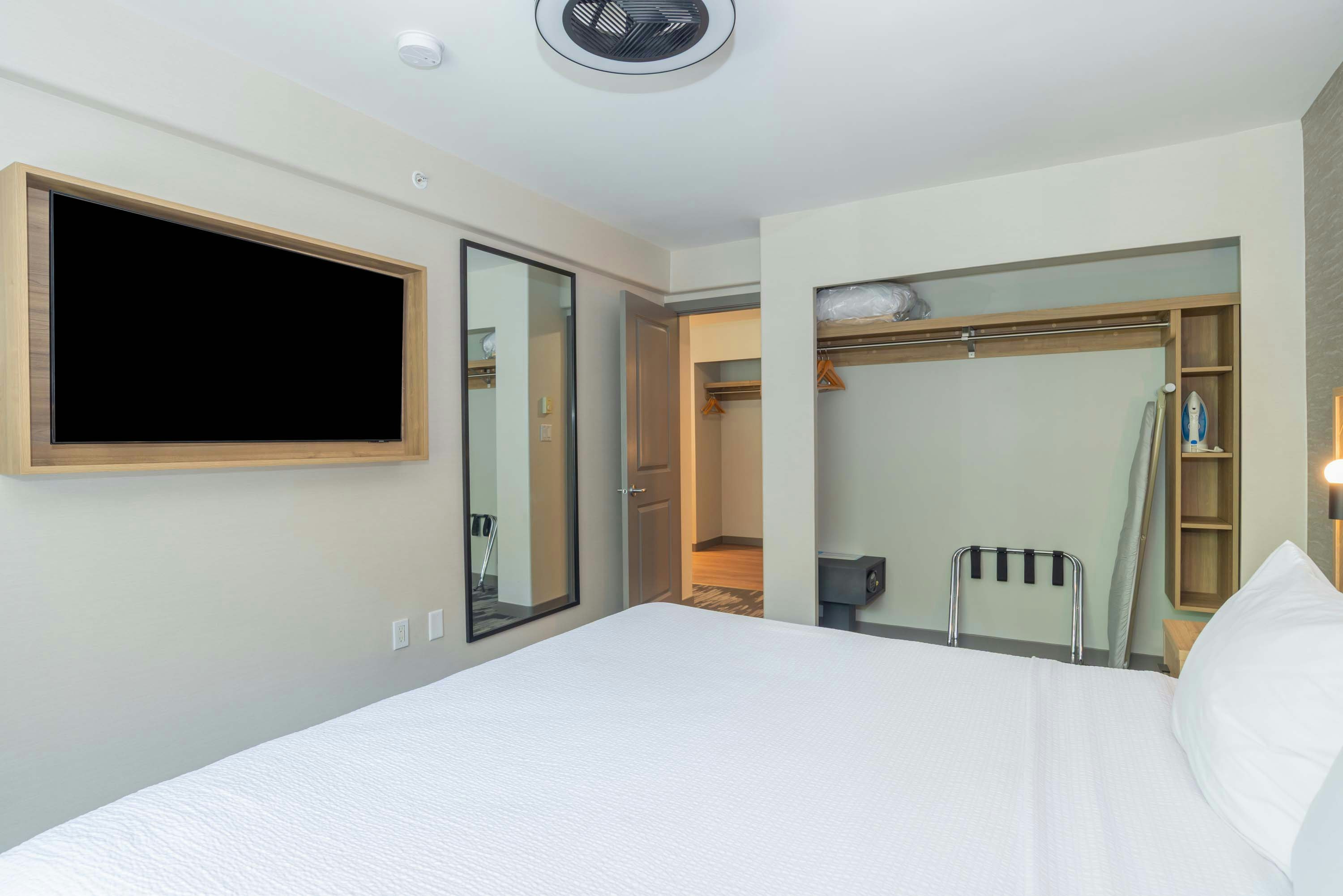Penthouse Suite, King Bed, Sofa, Kitchen, Top Floor، Sandman Suites Surrey Guildford 3/6