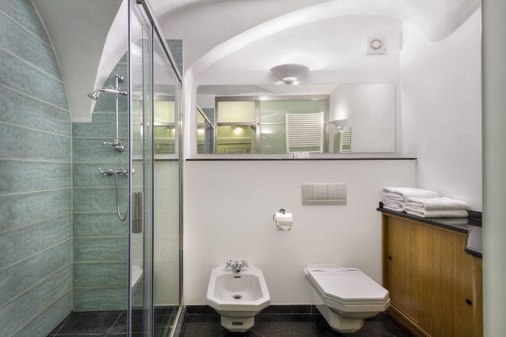 Black Star Suites 42/44