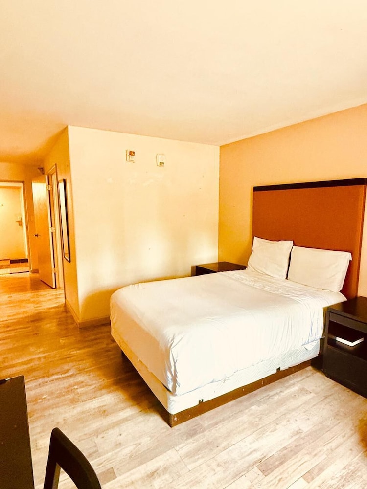 Accessible Full Bed with Grab Bar Shower Non-Smoking