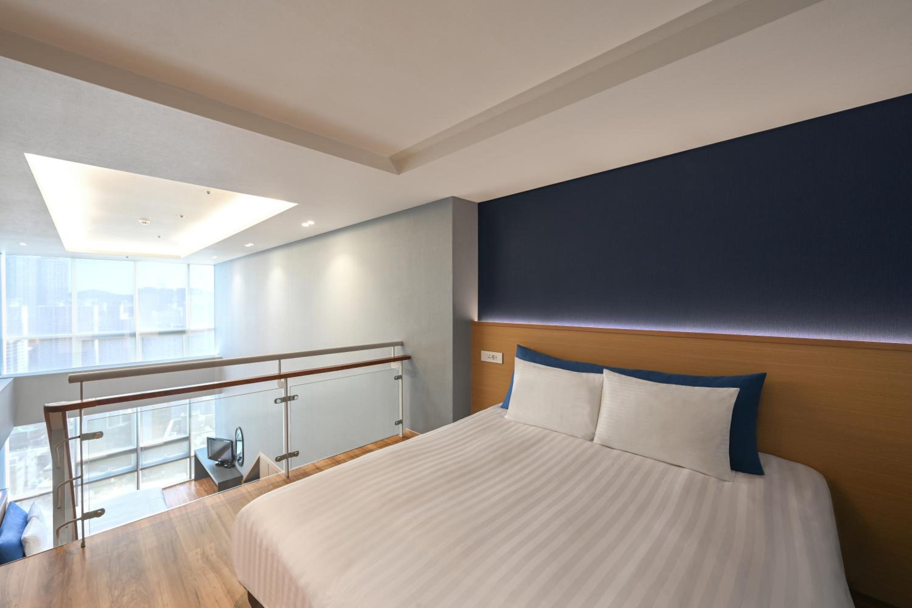 Suite, City View, Parlor