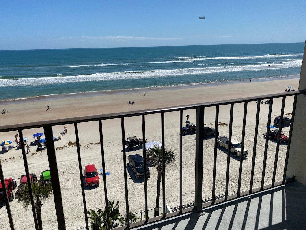Days Inn by Wyndham Daytona Oceanfront 34/37