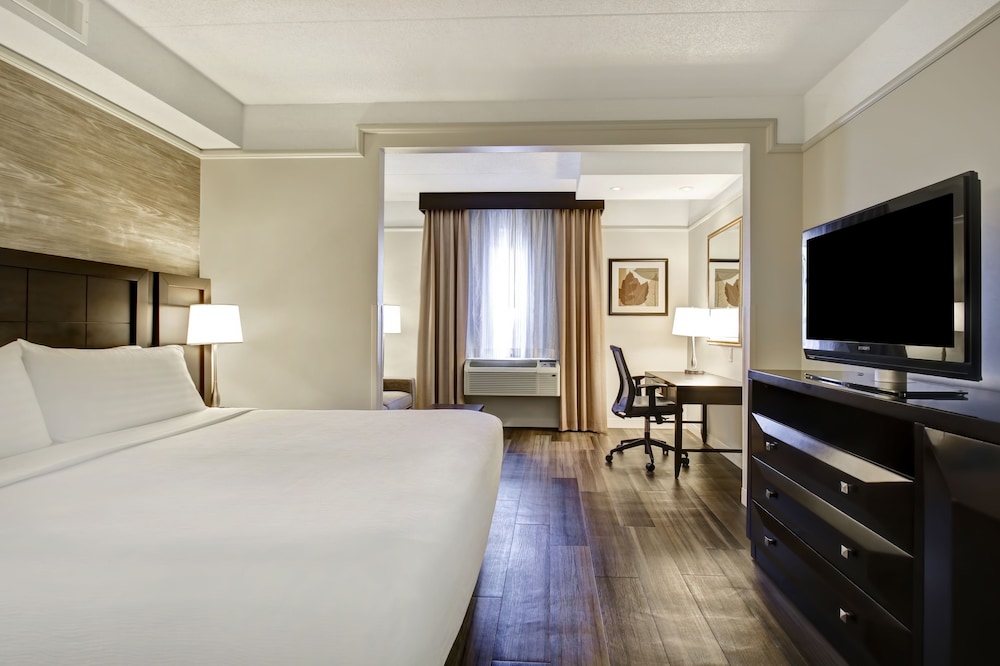 Holiday Inn Suites Windsor Ambassador Bridge 27/72