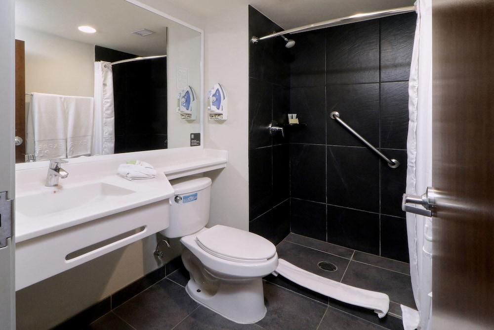 Superior, Queen Bed, Sofa, City Express Plus by Marriott Monterrey Galerias 5/7