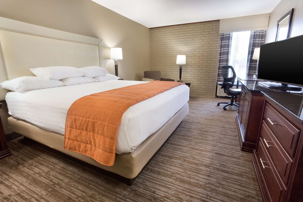 غرفة بسرير كينج، Drury Inn and Suites Greensboro 2/4
