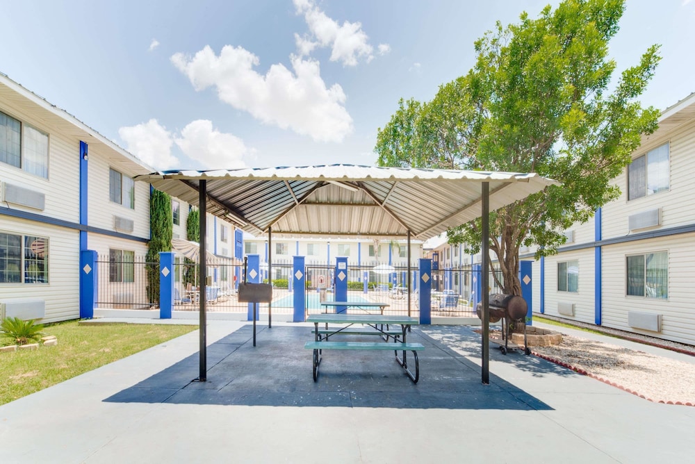 Days Inn & Suites By Wyndham Laredo 5/23