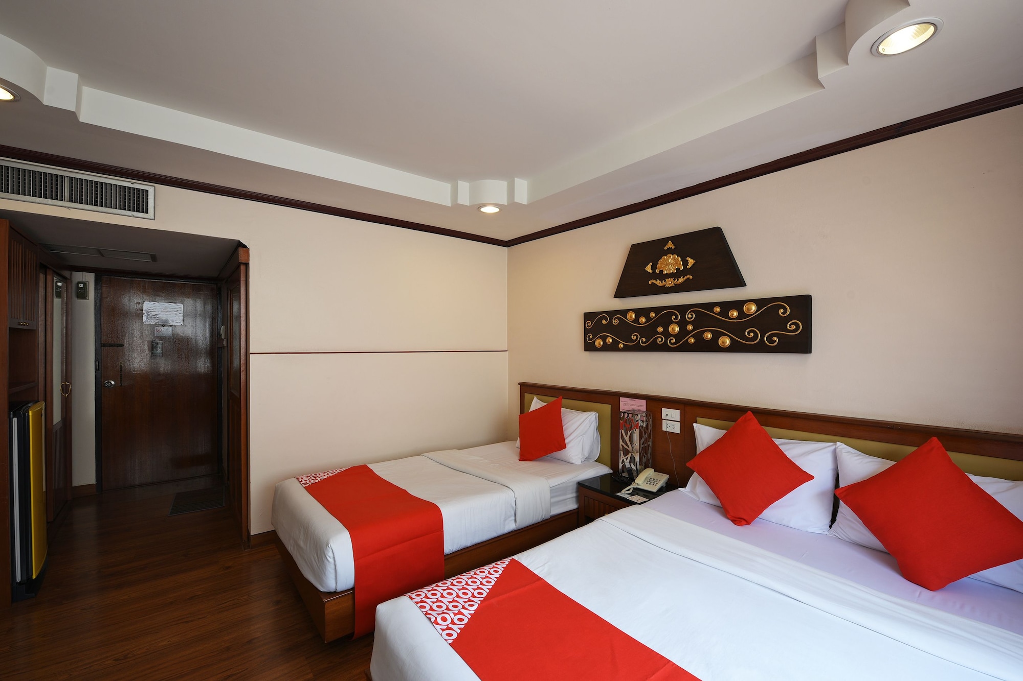 DELUXE, TWIN BEDS, POOL VIEW