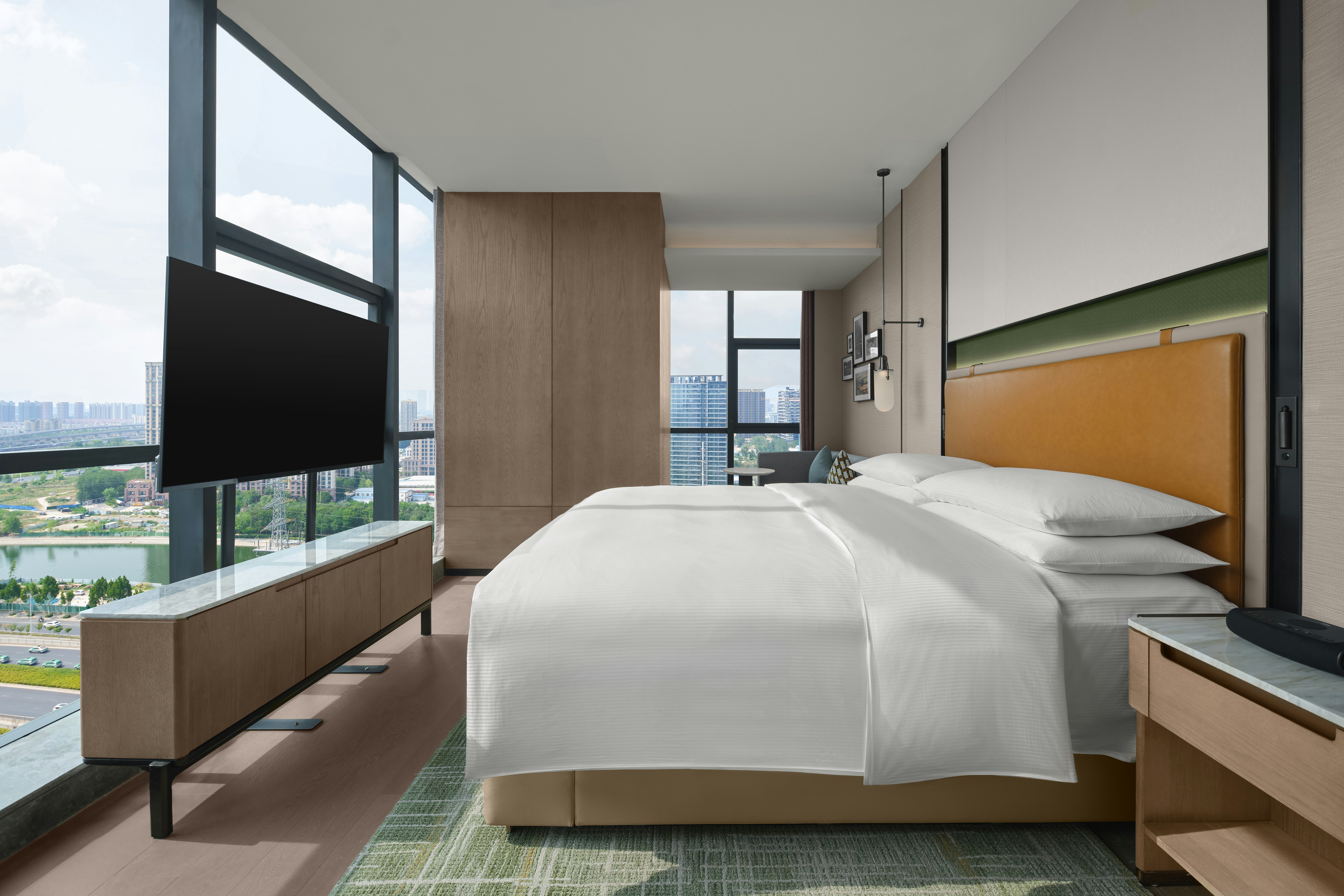 DELUXE, SUITE, KING BED