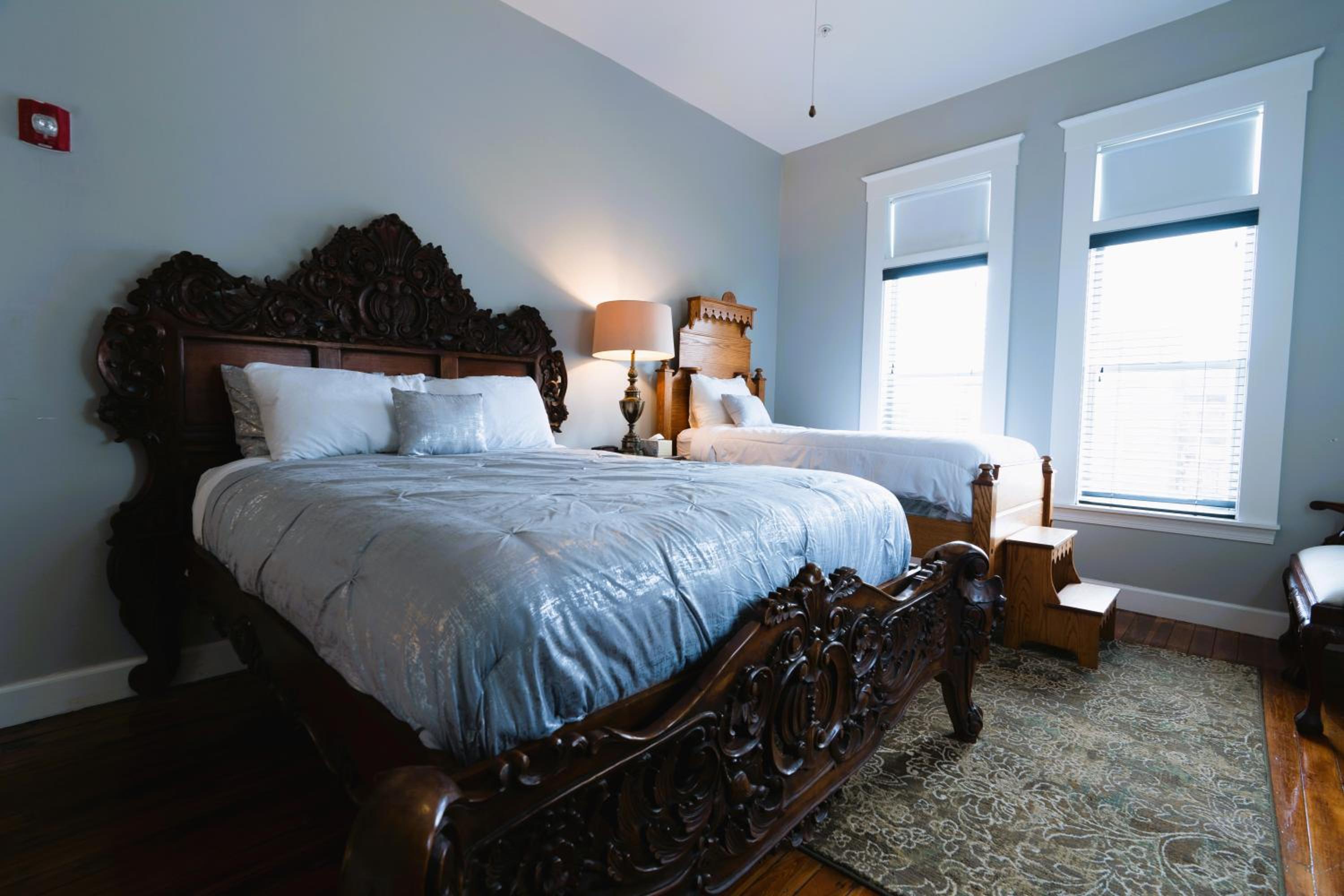 Rustic, Deluxe, 2 Queen Beds، Oak Tree Hotel 3/10