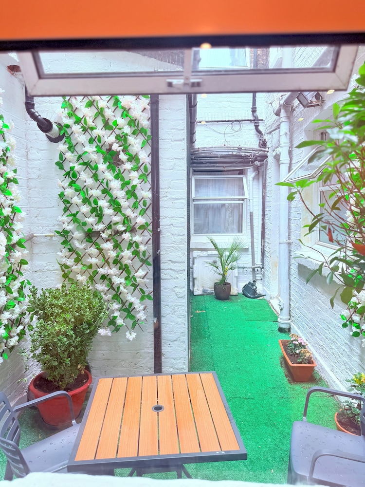 EUROPA HOUSE 2/50