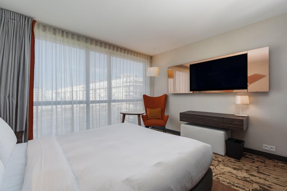 DELUXE, QUEEN BED, GARDEN VIEW