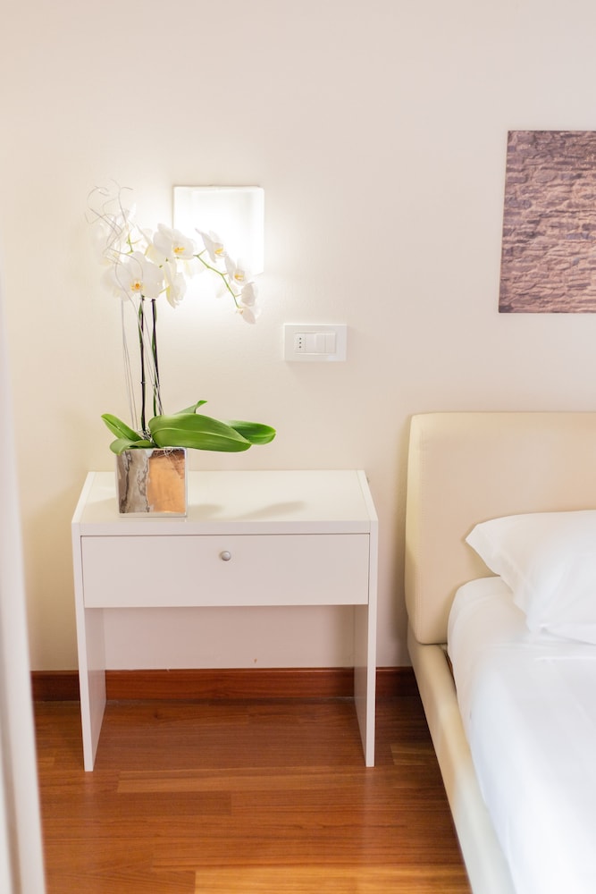 ALBERGO LA CASTELLANA 6/26
