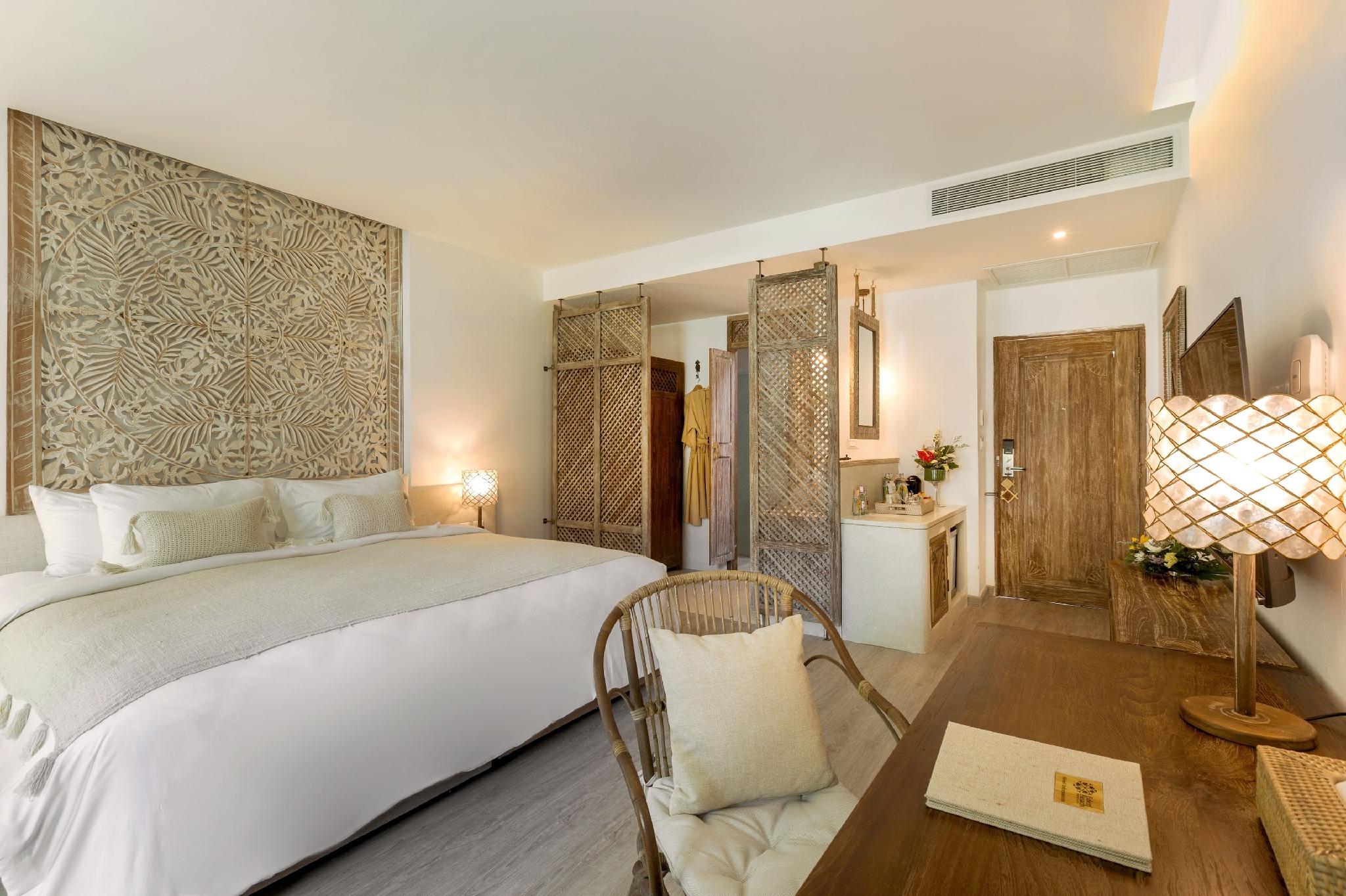 Grand, Pool Access