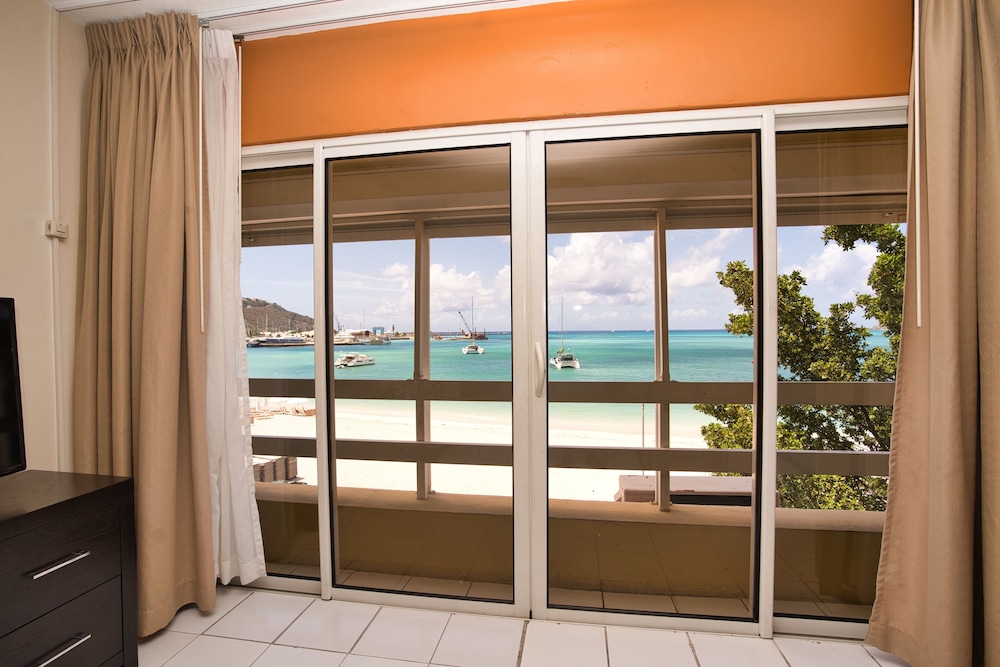 Horizon View Beach Hotel 18/46