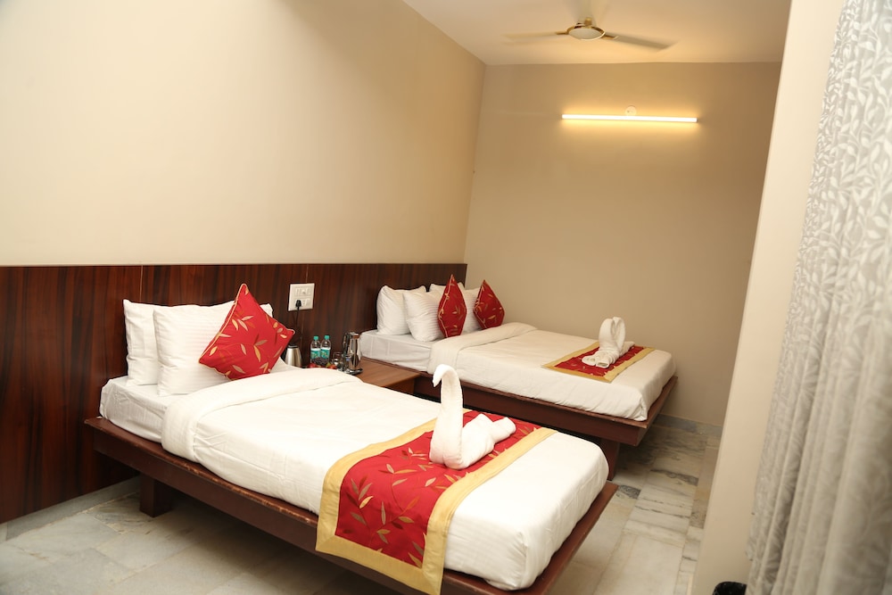 Soundarya Hotel 9/38