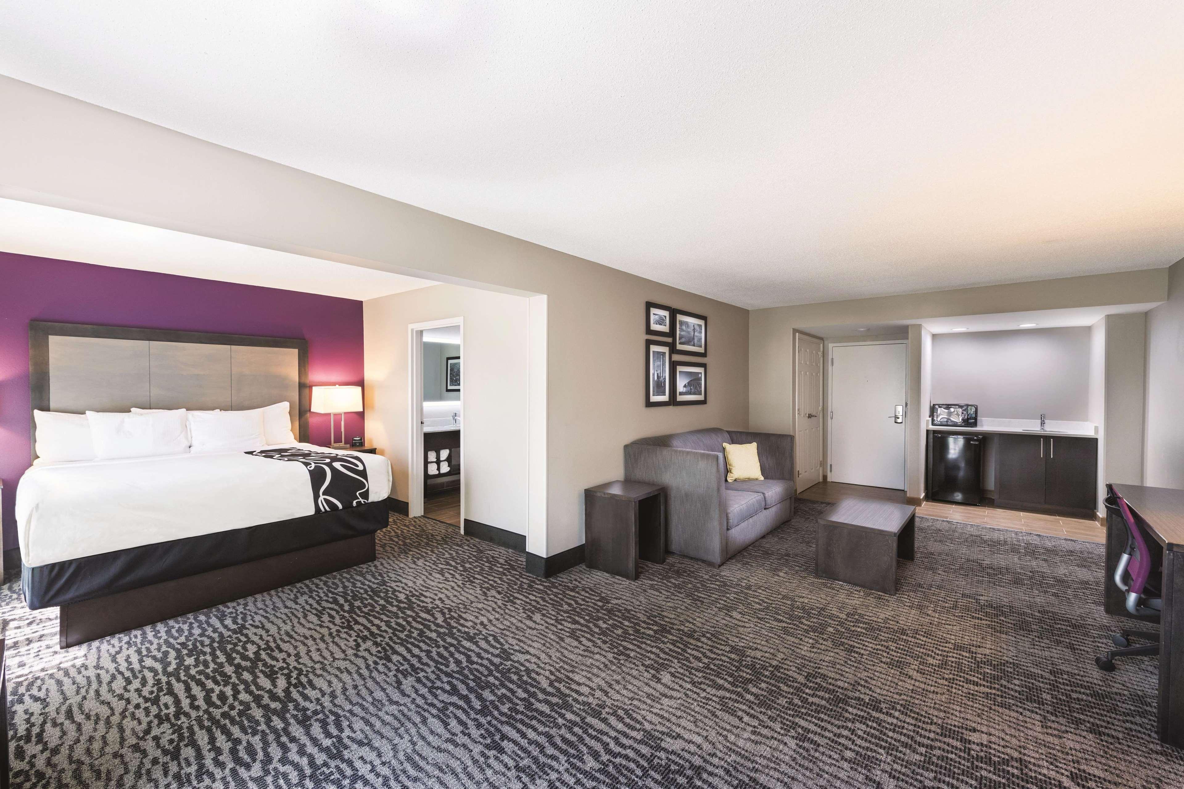 جناح استوديو بسرير كينج، La Quinta Inn and Suites by Wyndham Kennesaw 2/2