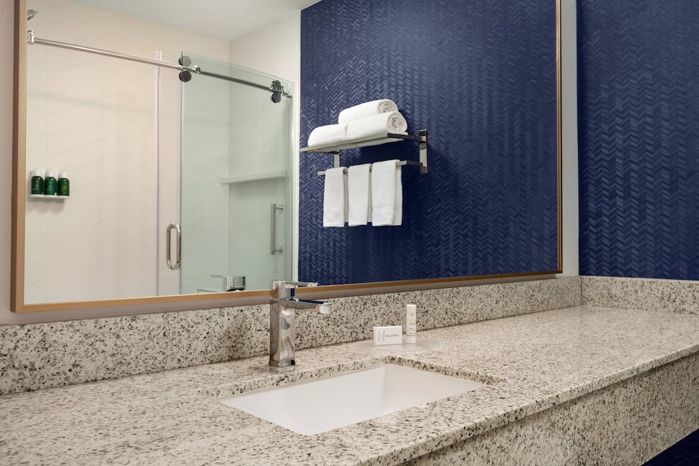 Fairfield Inn by Marriott Visalia Sequoia 22/23