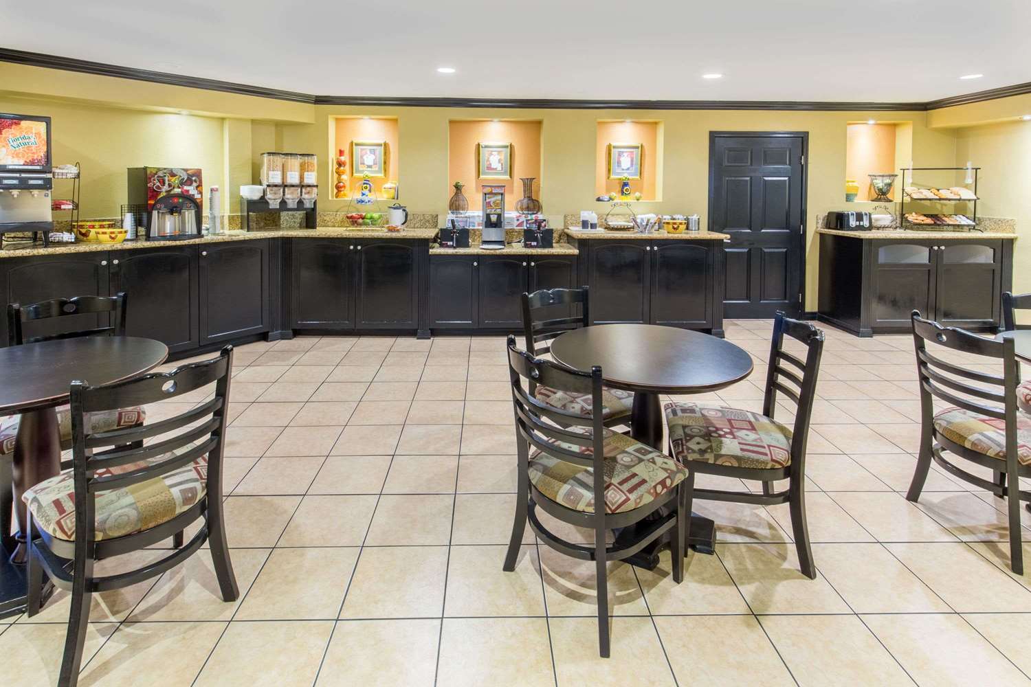 Ramada By Wyndham Ontario 26/31
