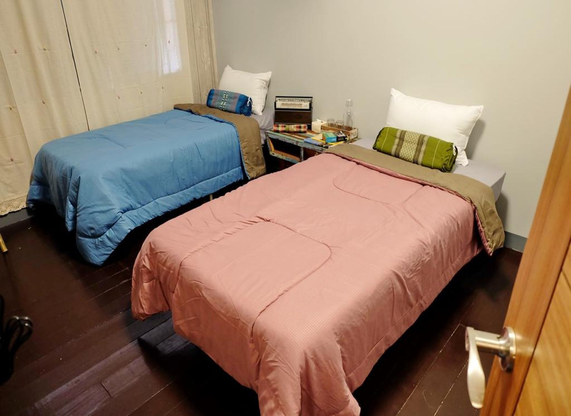 ROOM, SINGLE, SHARED BATHROOM