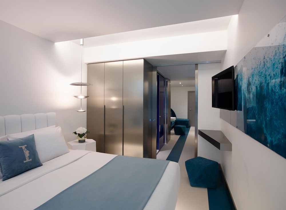 Open Plan, Silver, Triple, King Bed, Land View, Sofa