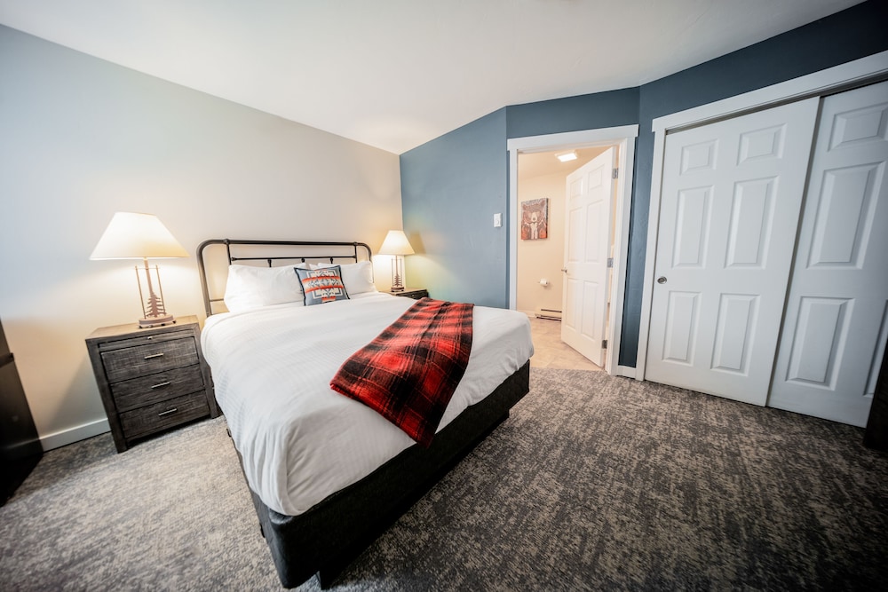 Bungalow, Queen Bed, Mountain Side, Sofa
