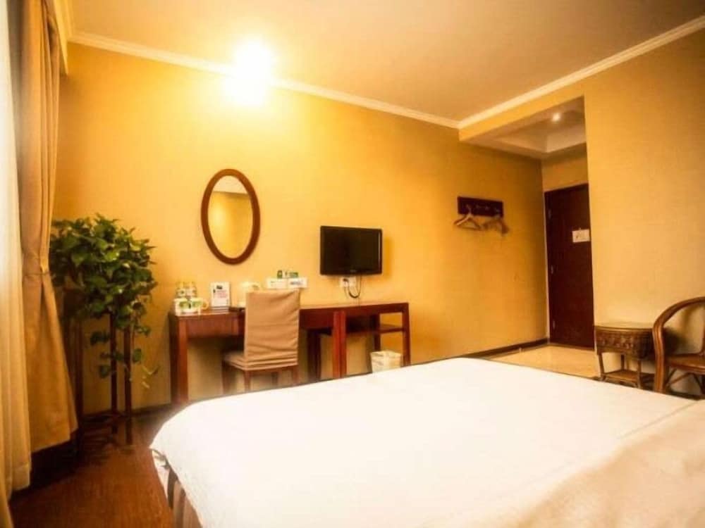 GreenTree Inn (Nanjing Yuhuatai Scenic Area, Zhonghuamen Metro Station) 12/28