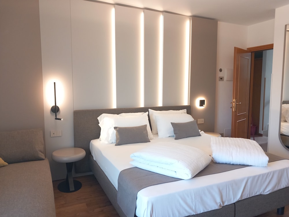 1 BEDROOM, DELUXE, DOUBLE OR TWIN BED, LAKE VIEW, TERRACE