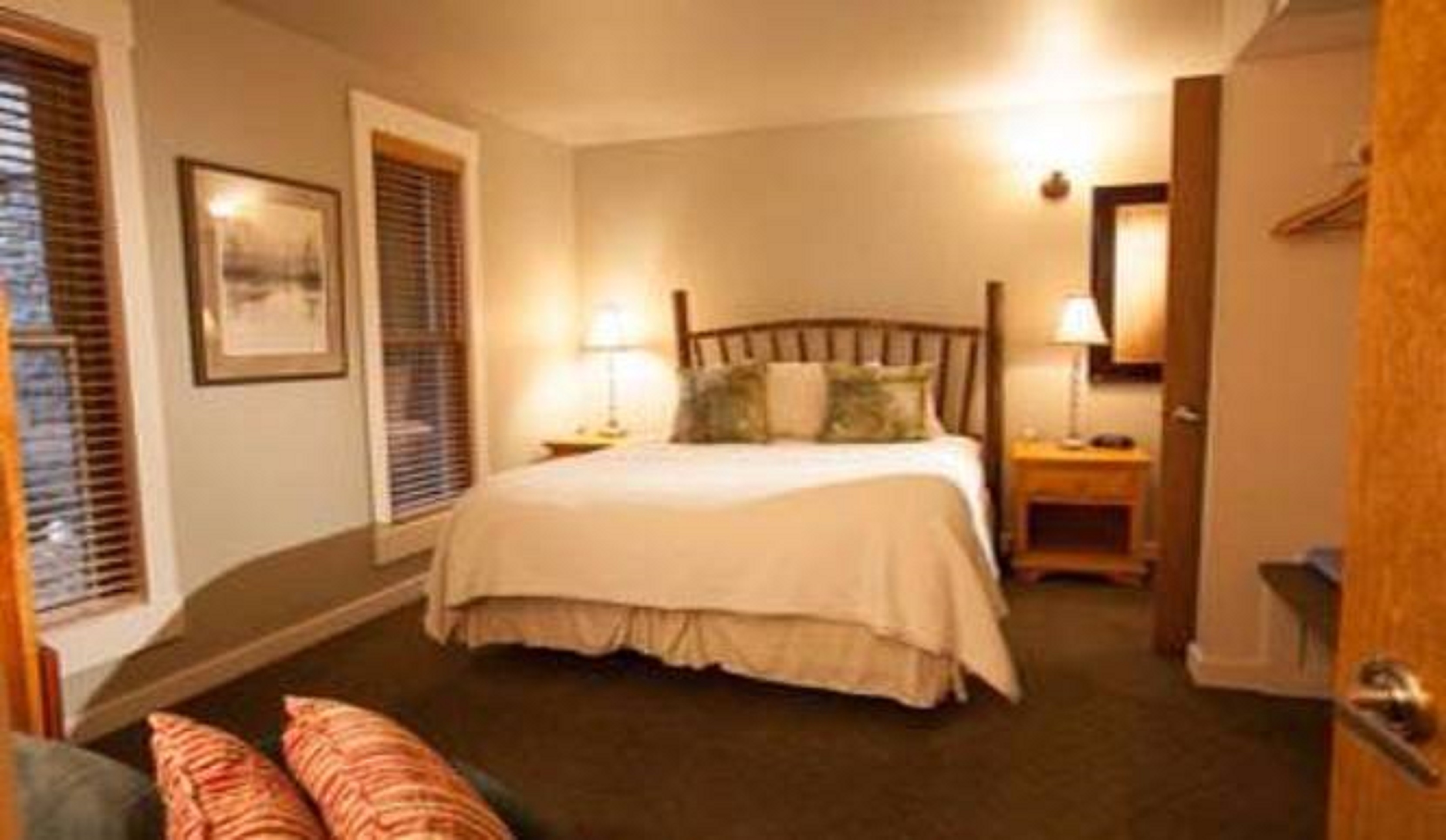 1 BEDROOM, SUITE