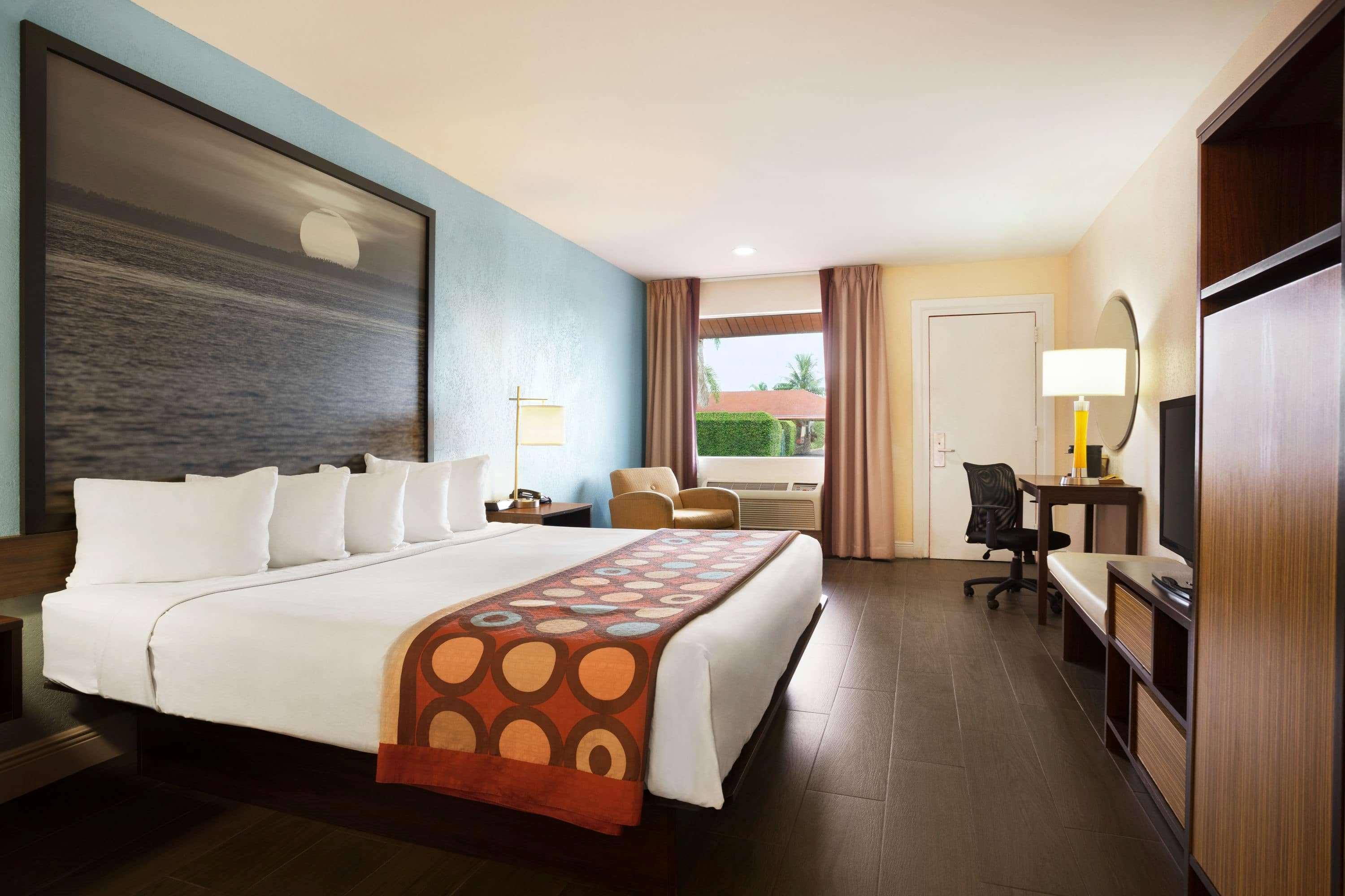 Deluxe, King Bed, Pool Side