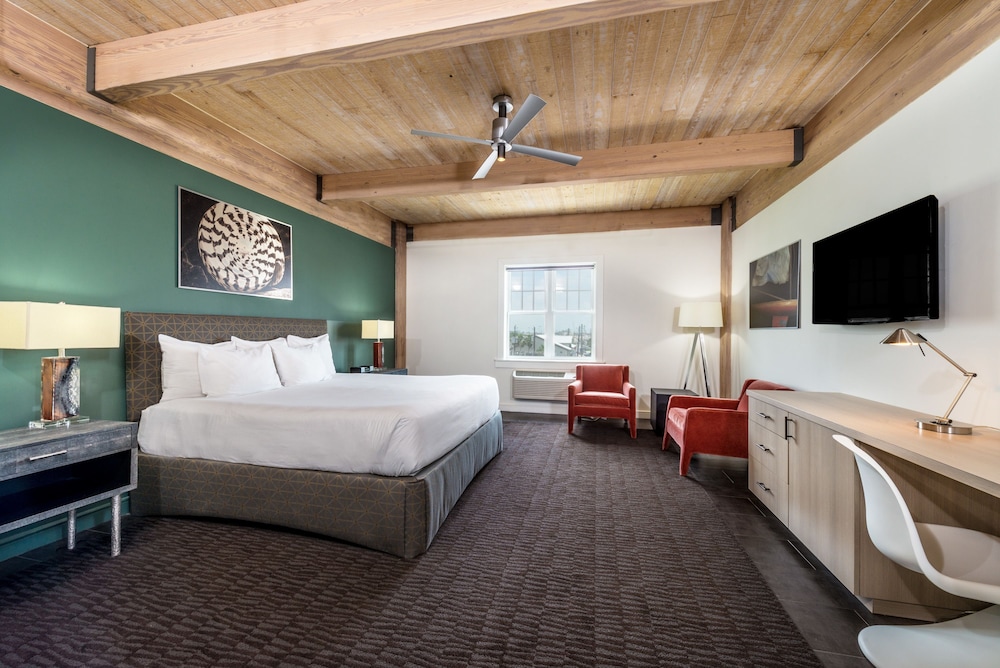 ROOM, KING BED