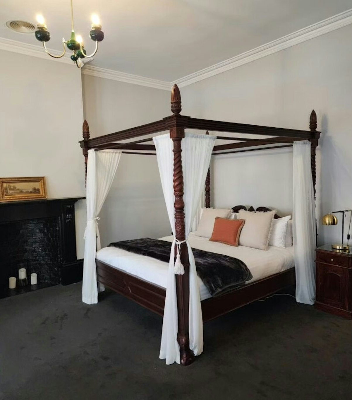 Macquarie Manor Hotel 10/11