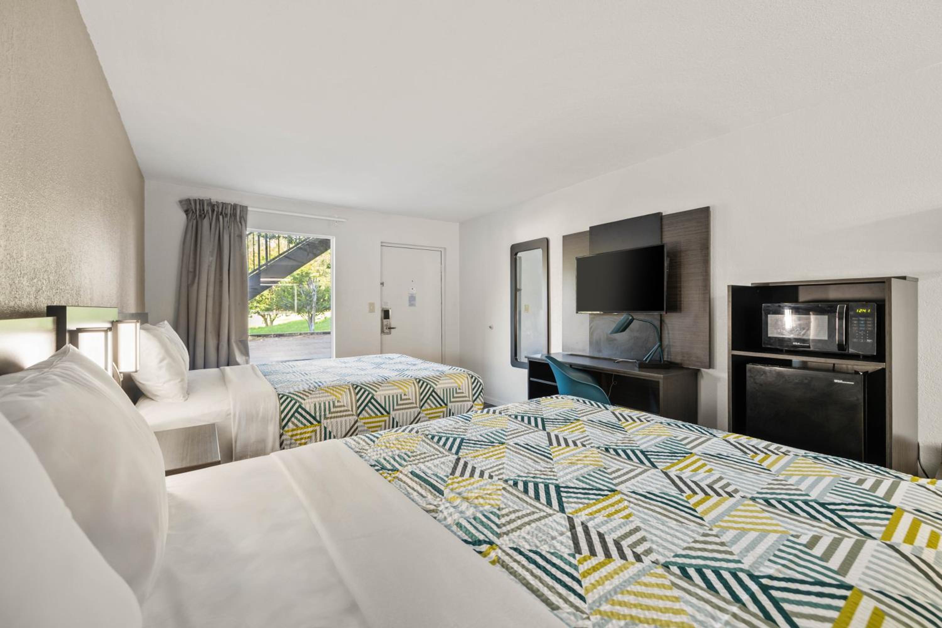 2 Queen Beds Non-Smoking, Micfridge، Motel6 Mccomb Ms 8/16