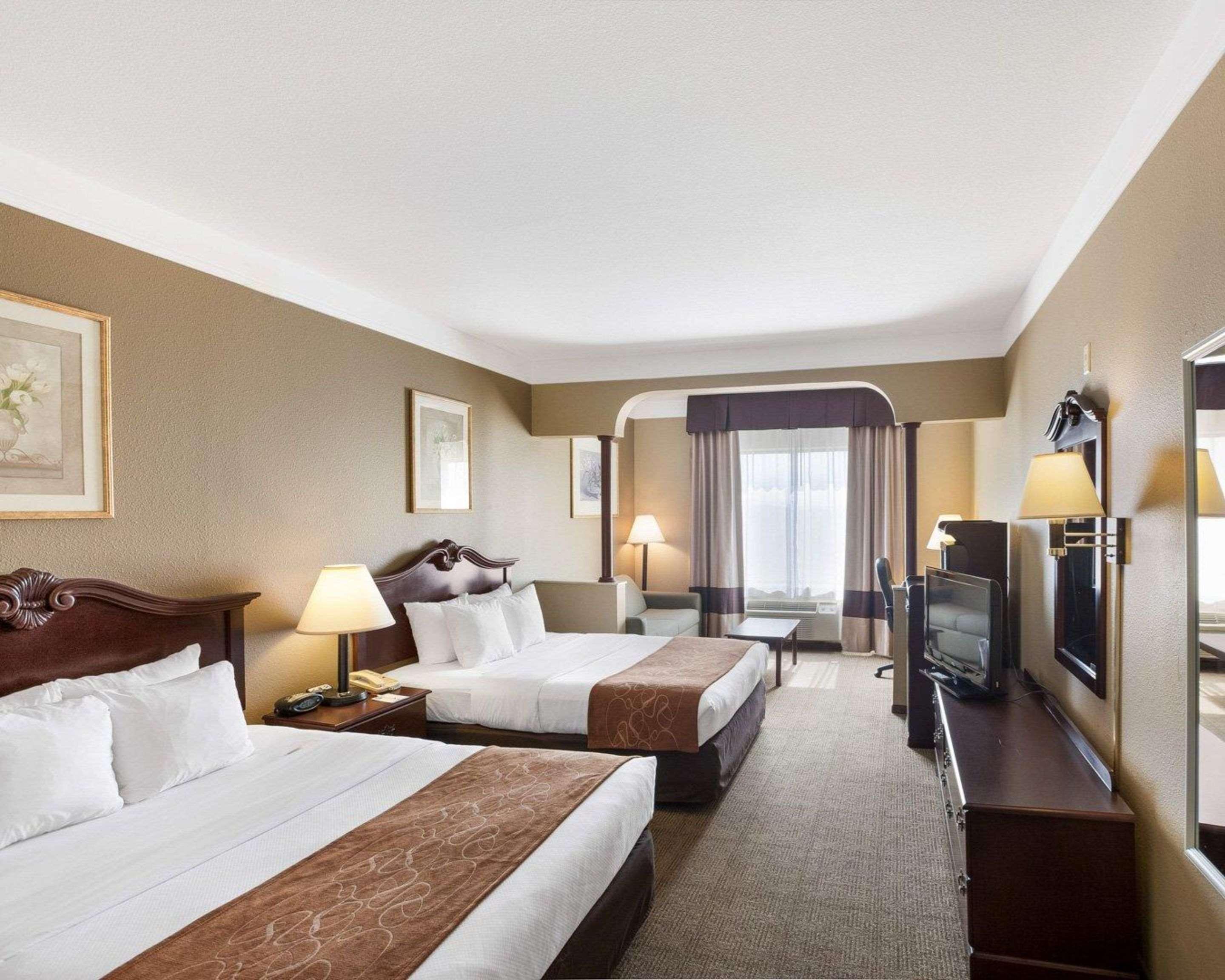 غرفة بسريرين كوين لذوي الإعاقة، Comfort Suites Plainview 2/4
