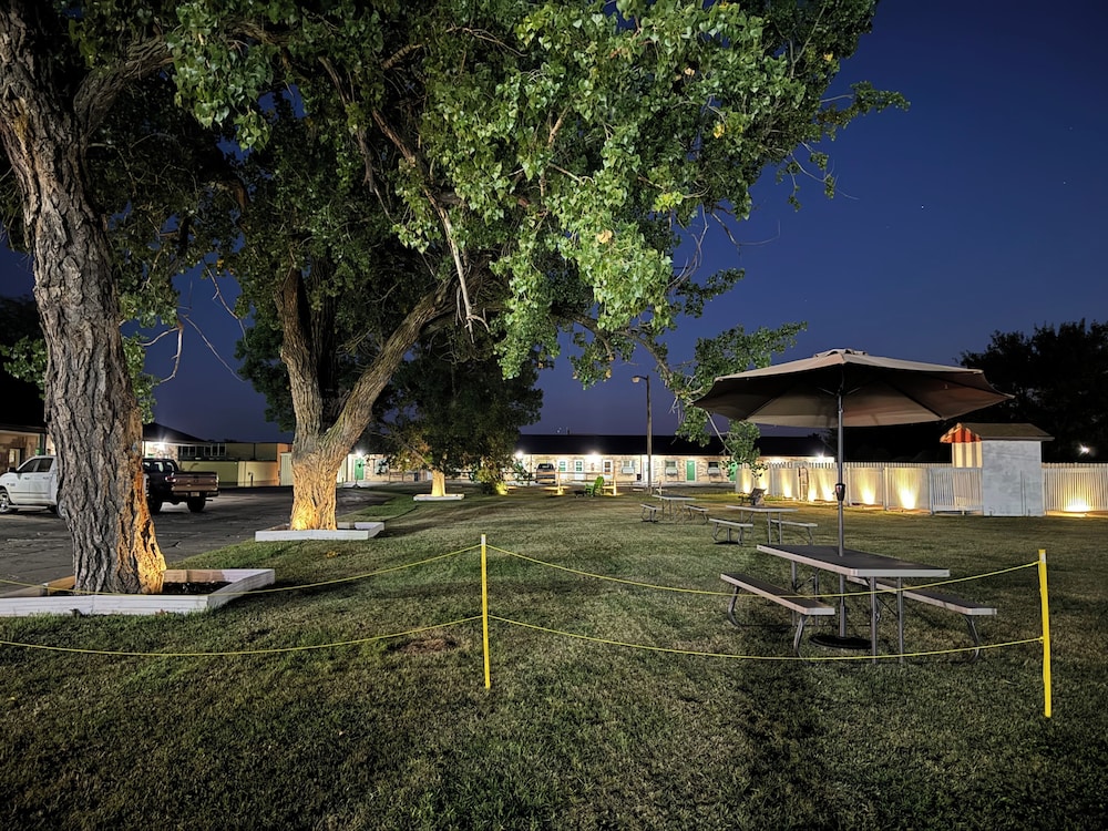 Hotel O Hillcrest Norton KS Hwy 36 32/43