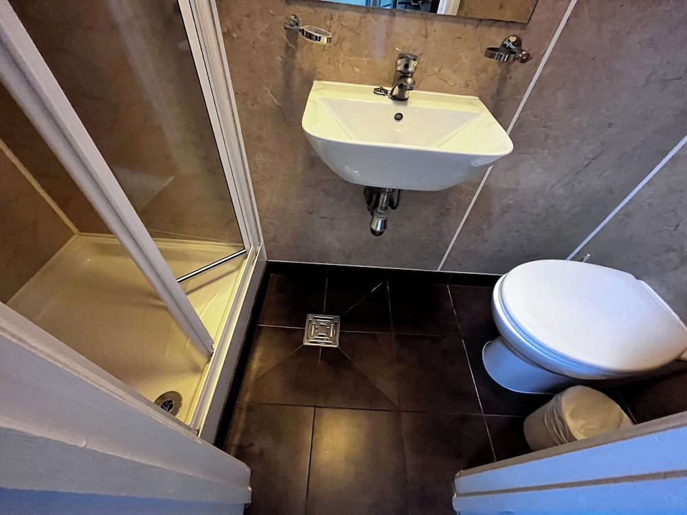 Dolphin Inn - The Lodge 56/62
