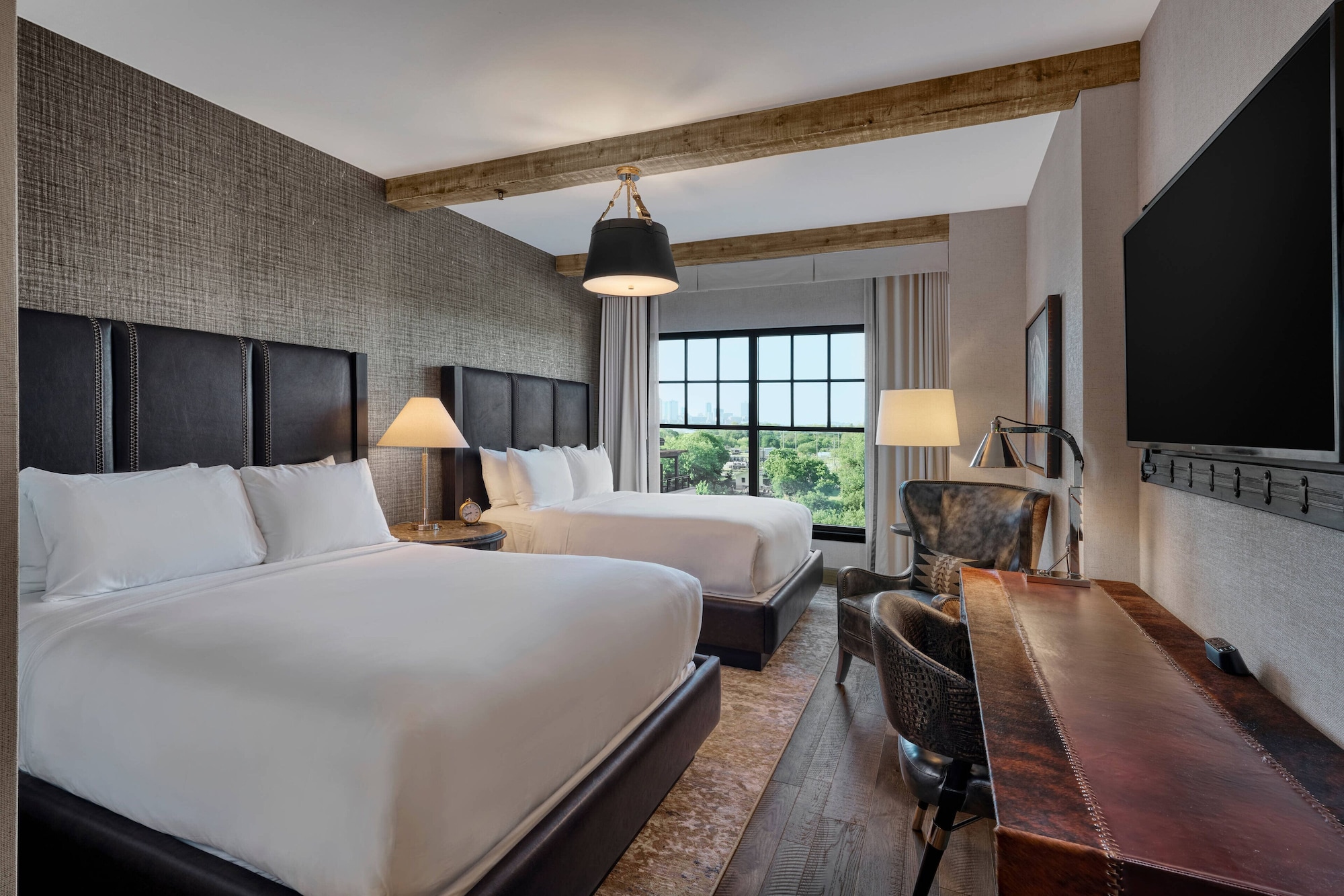 DELUXE, 2 QUEEN BEDS