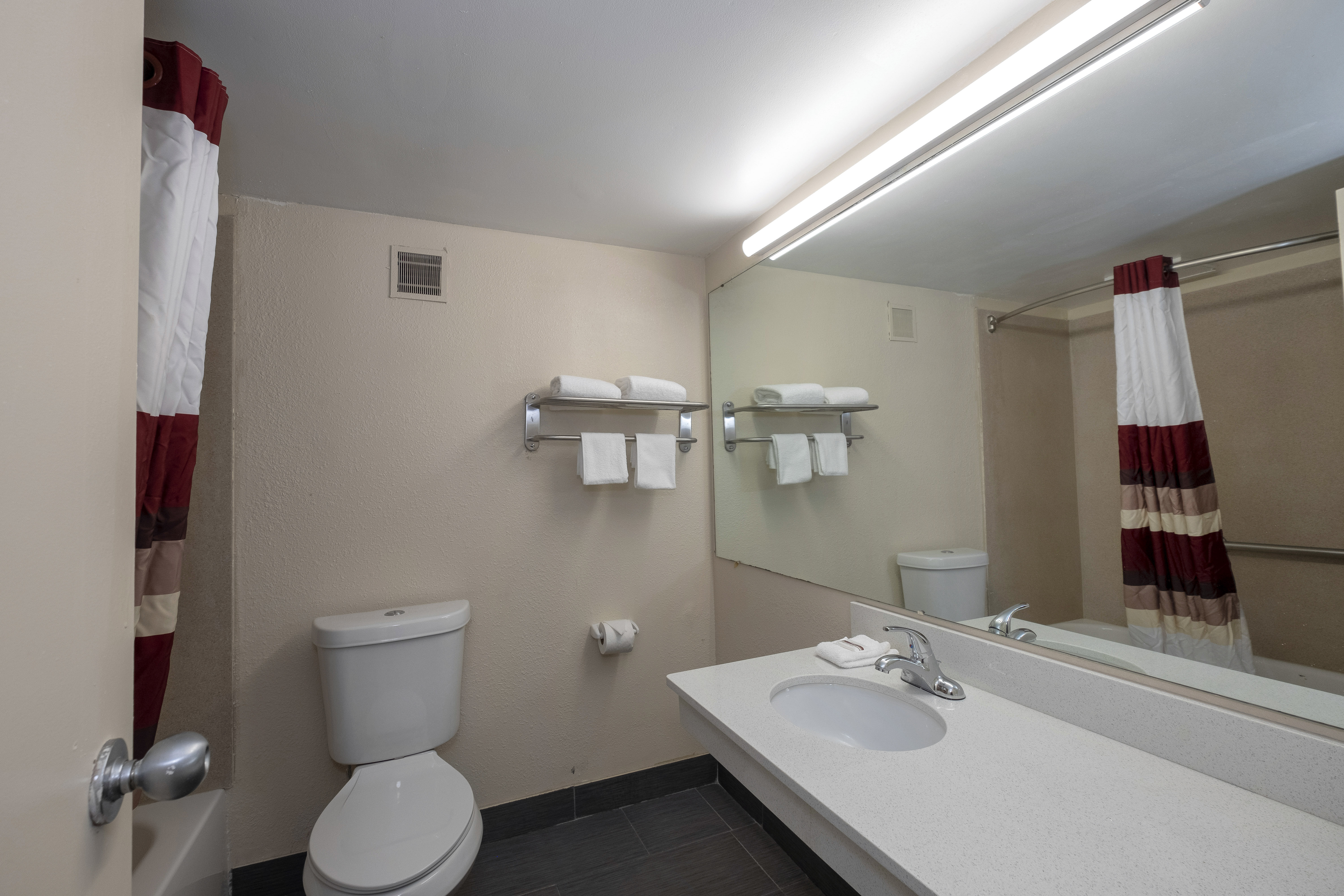Smoking Deluxe 2 Full Beds، Red Roof Inn Marion, VA 3/3