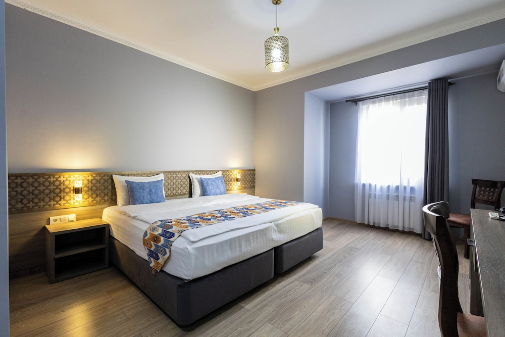 Khan Hotel 8/48