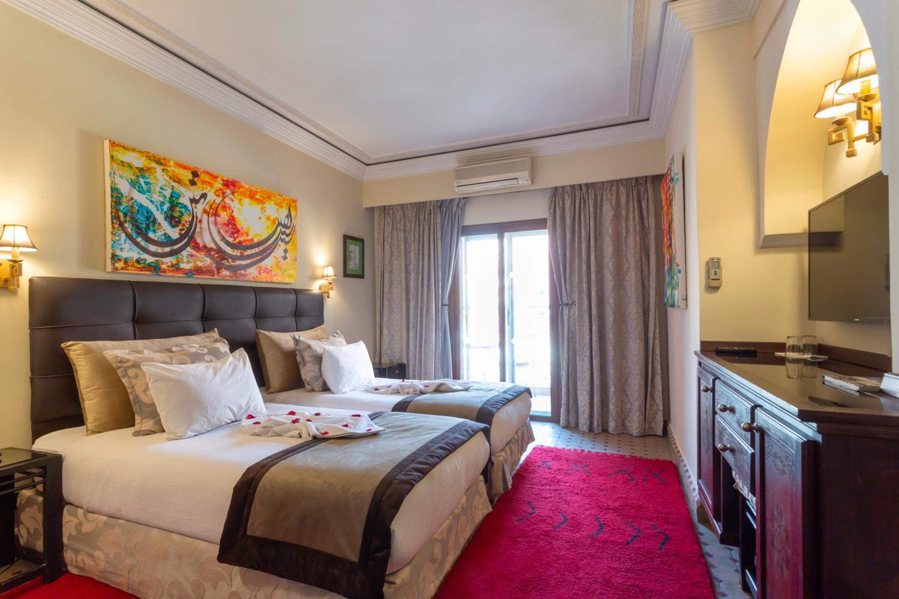 ROOM, DOUBLE OR TWIN BED