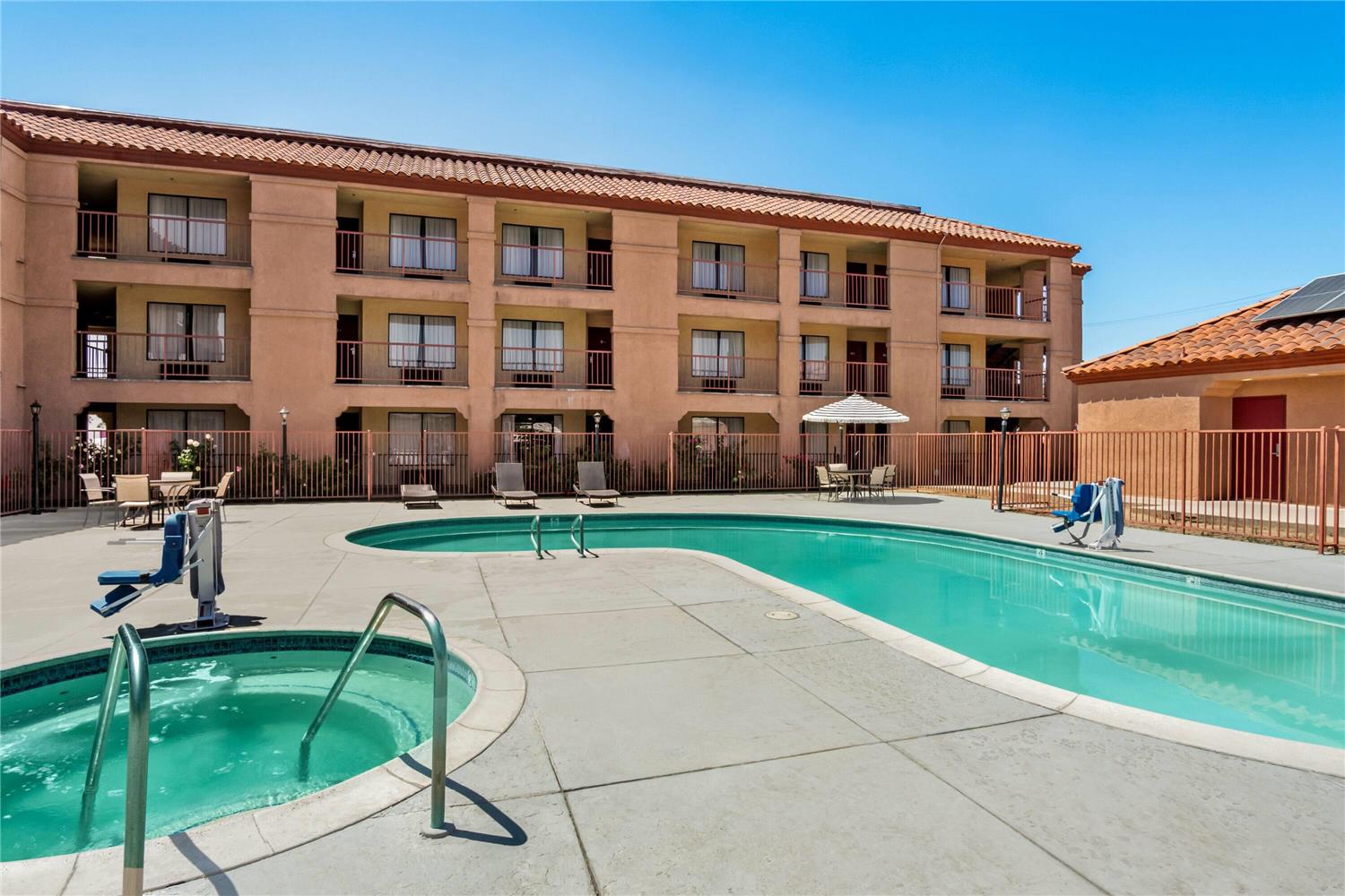 Days Inn by Wyndham Fontana / Rialto 31/34