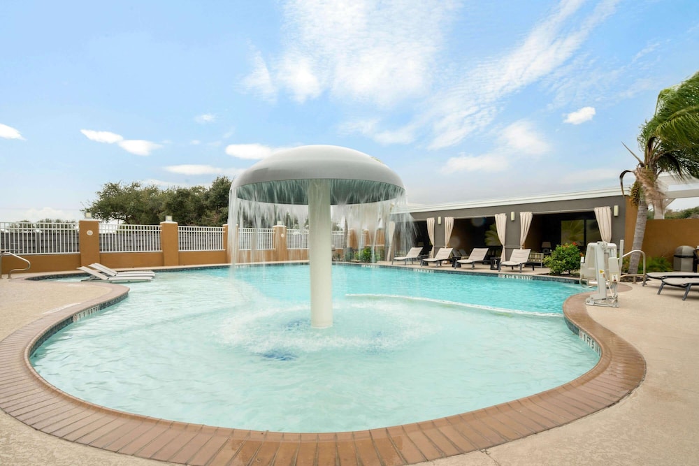 La Quinta Inn & Suites by Wyndham Rockport - Fulton 5/46