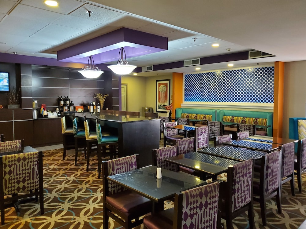 La Quinta Inn & Suites by Wyndham Memphis Airport Graceland 58/71