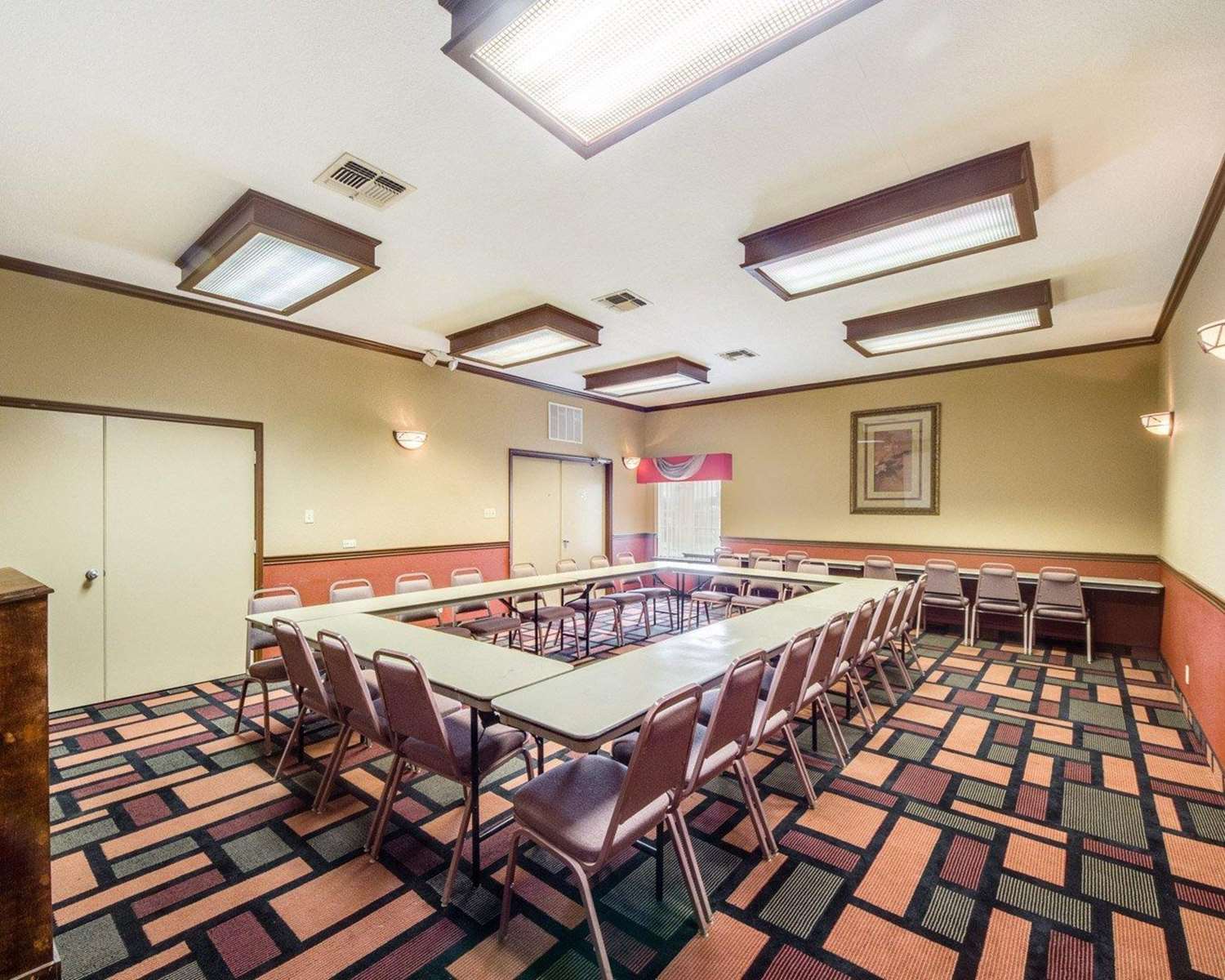 Econo Lodge Inn and Suites Eagle Pass, TX 33/37