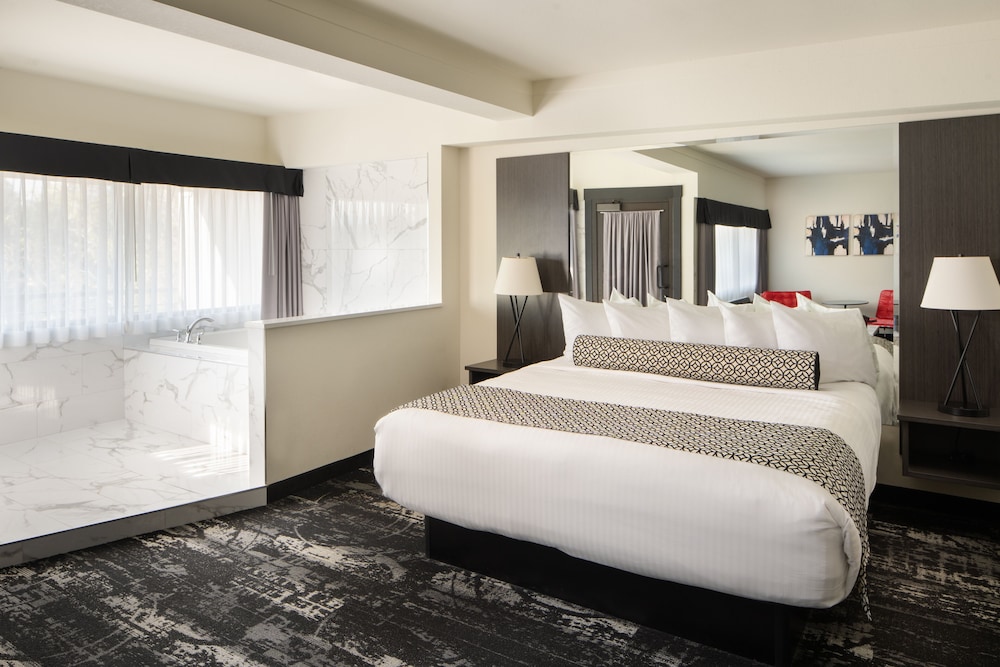 SUITE, KING BED, JETTED TUB