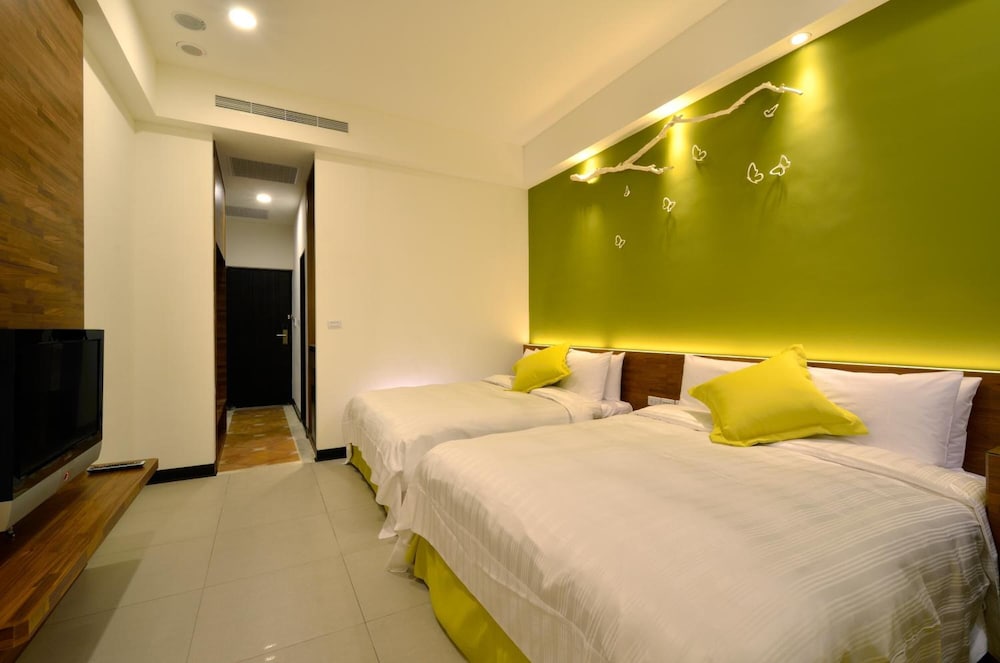 غرفة بسرير كوين بإطلالة على الجبل بشرفة، J Resort 2/5