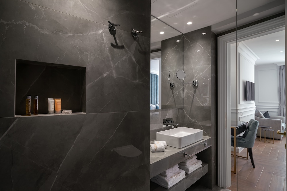 Praxitelous Luxury Suites 48/50