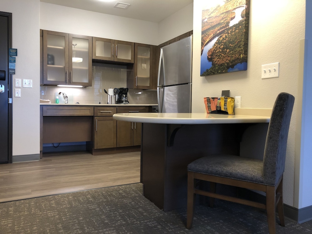 Staybridge Suites Wisconsin Dells - Lake Delton 8/58