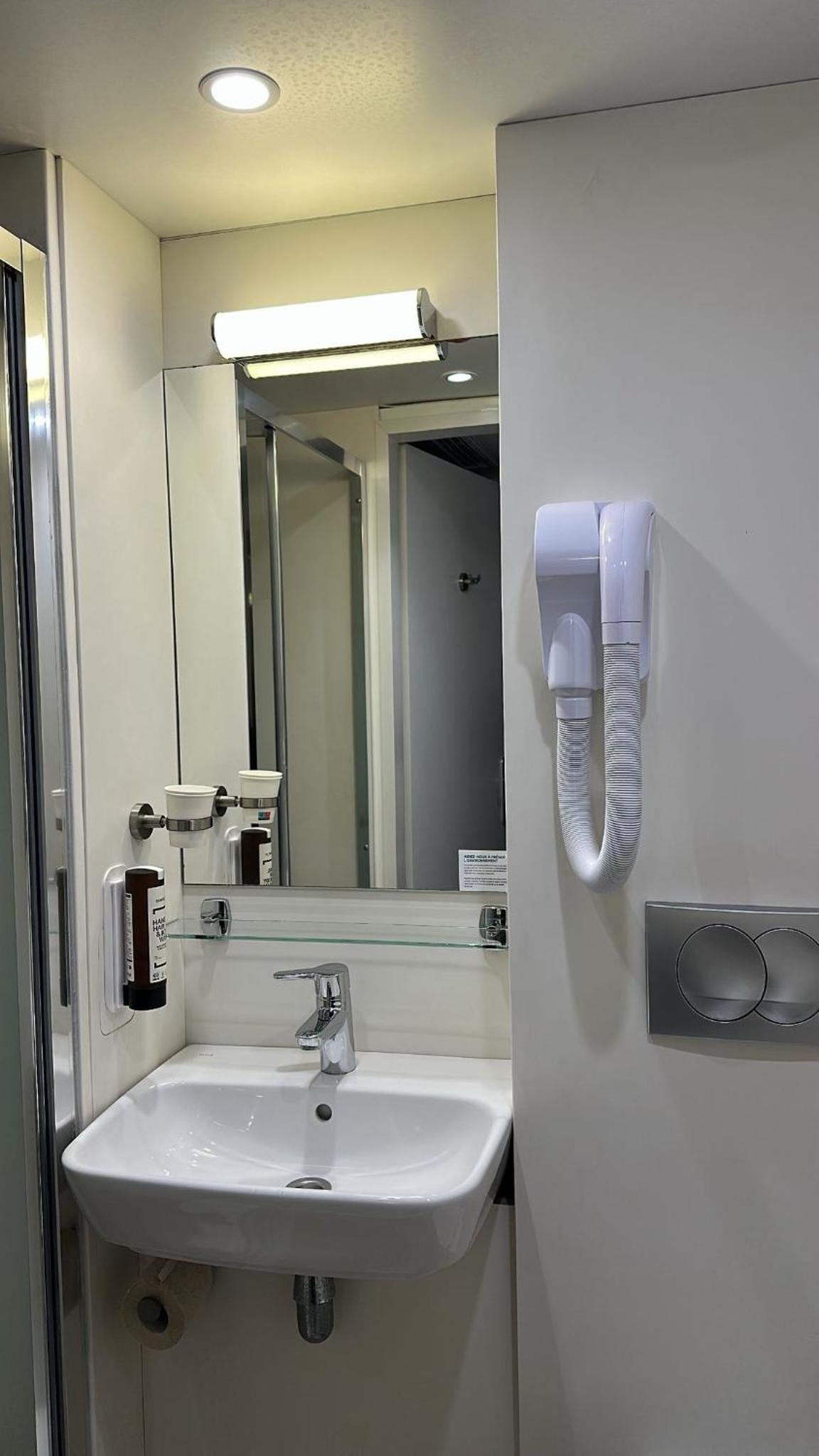Privilege, Queen Bed, Hotel Reseda Paris Bagnolet 2/2