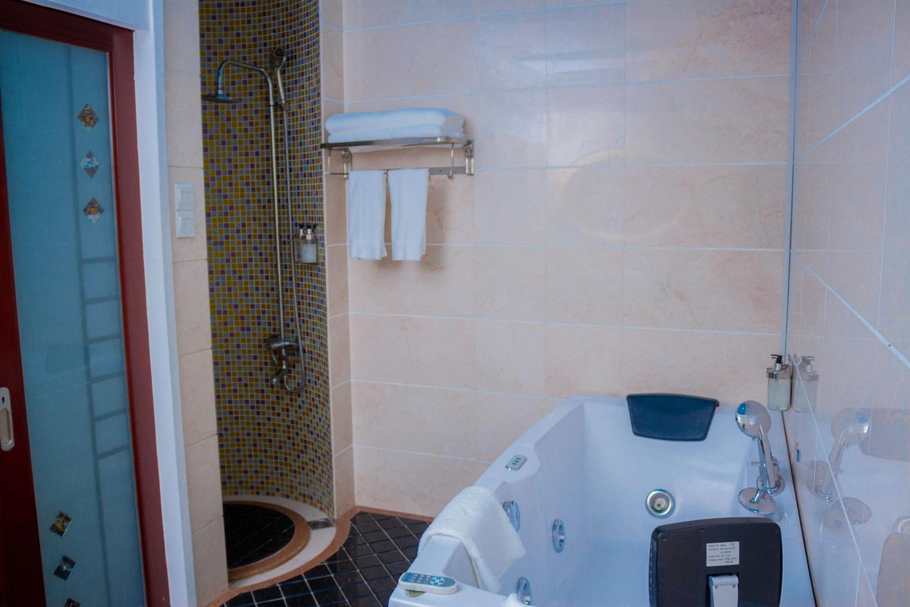 جناح بسرير كينج بجاكوزي، Best Western Plus Paramount Hotel 3/4