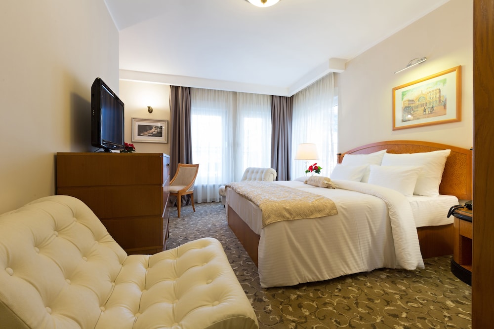 Sterling Hotel 25/49