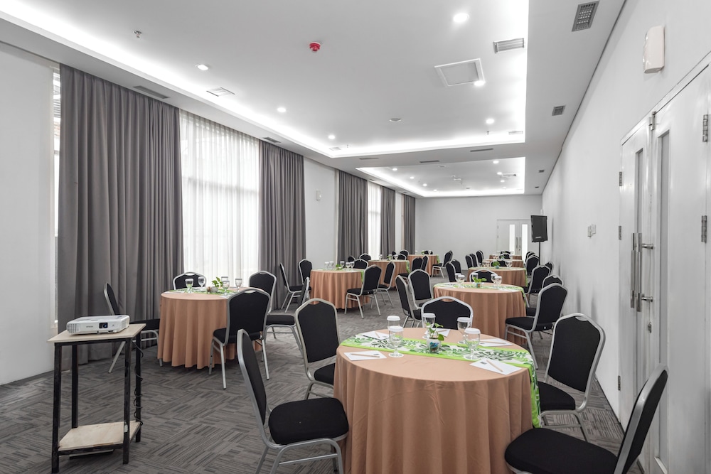 Whiz Hotel Sudirman Cilacap 54/60